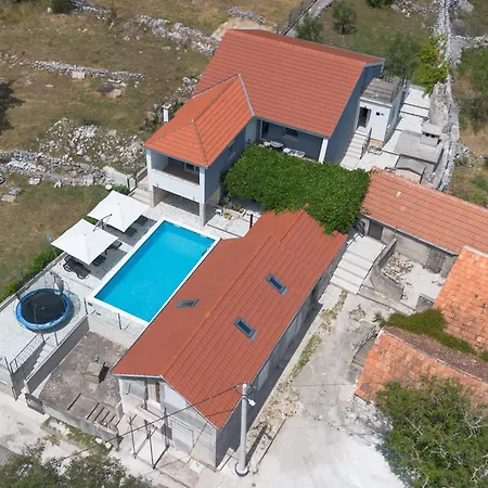 Nany-villa With Heated Pool בית נופש Trolokve