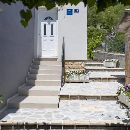 בית נופש Nany-villa With Heated Pool Trolokve