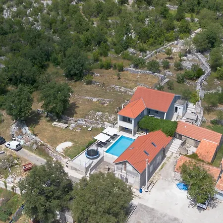 בית נופש Nany-villa With Heated Pool