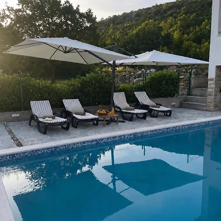 Nany-villa With Heated Pool בית נופש *